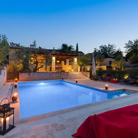 فيلة Artien With Swimming Pool Baderna