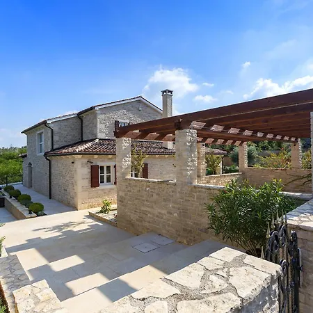 Artien With Swimming Pool Vila Baderna
