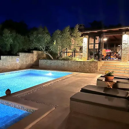 Artien With Swimming Pool *